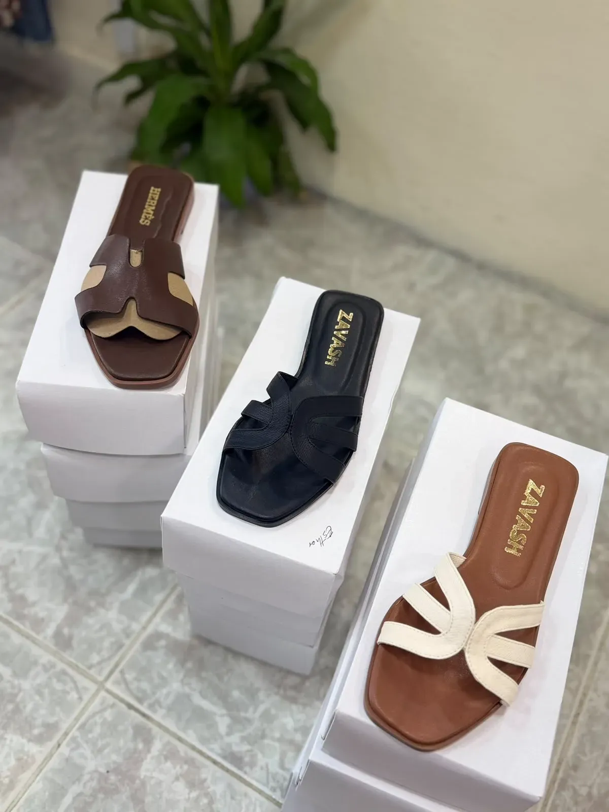 SANDALIAS PLANAS DESTALONADAS