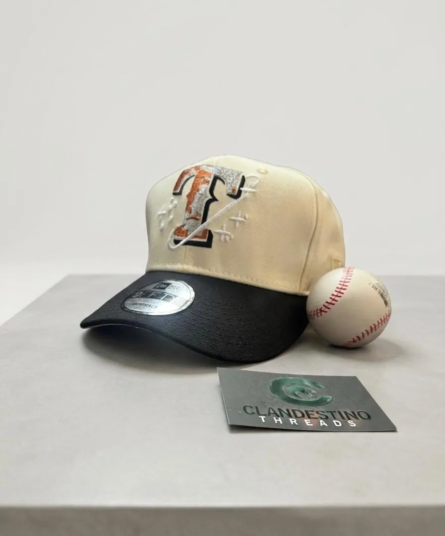 Gorra Texas Rangers - Edición Especial Kaws / Texturizada (Hueso y Negro)