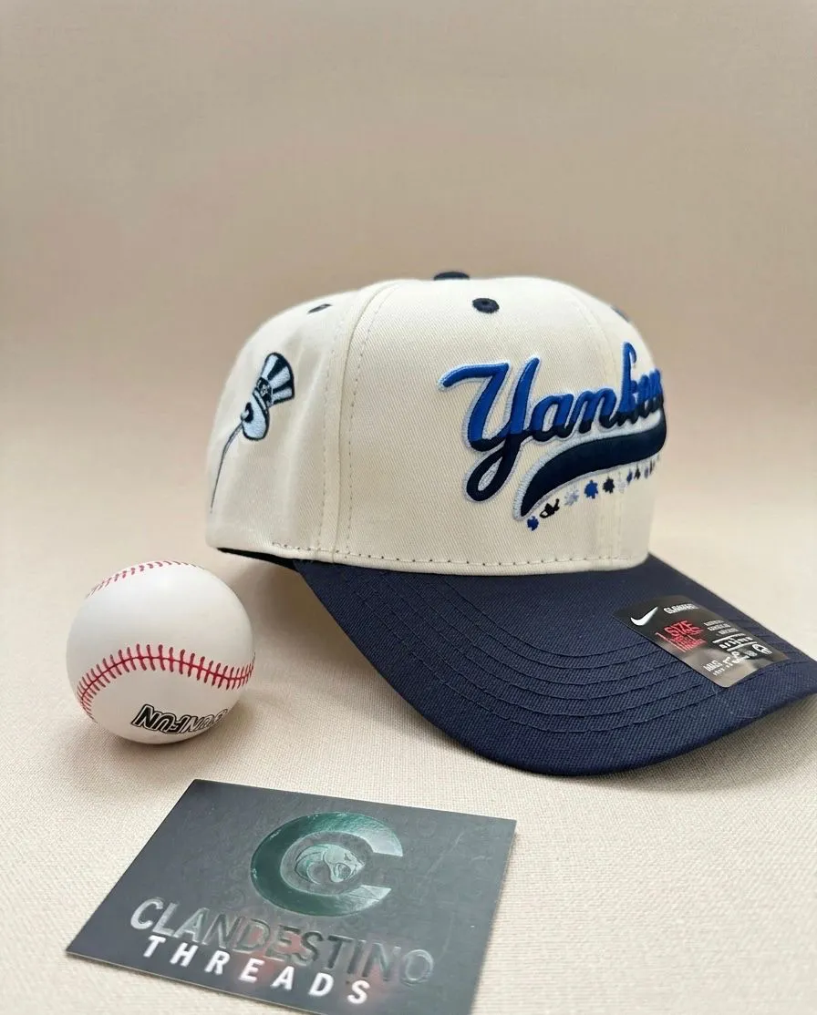 Gorra New York Yankees - Edición Cursiva con Detalles Azules