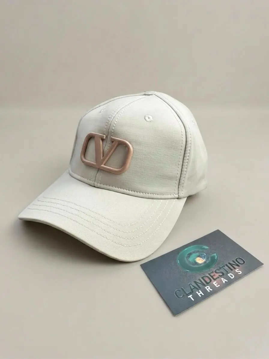 Gorra Valentino – Minimal Luxury