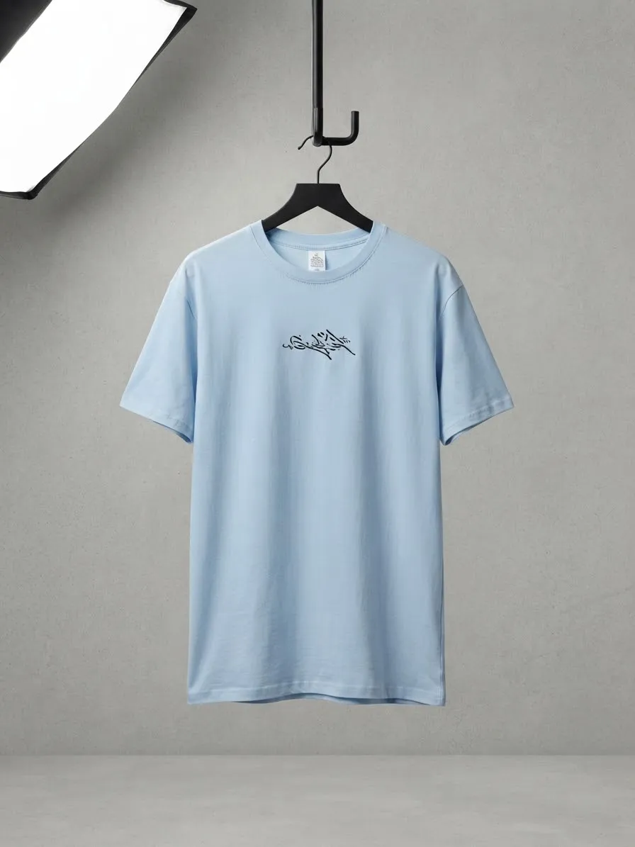Camiseta „Collage Clásico” - Azul Cielo