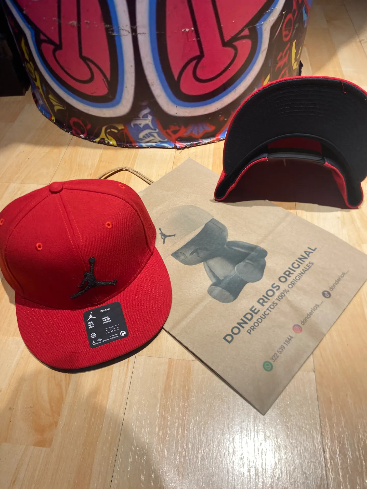 Gorra jordan roja muñeco negro