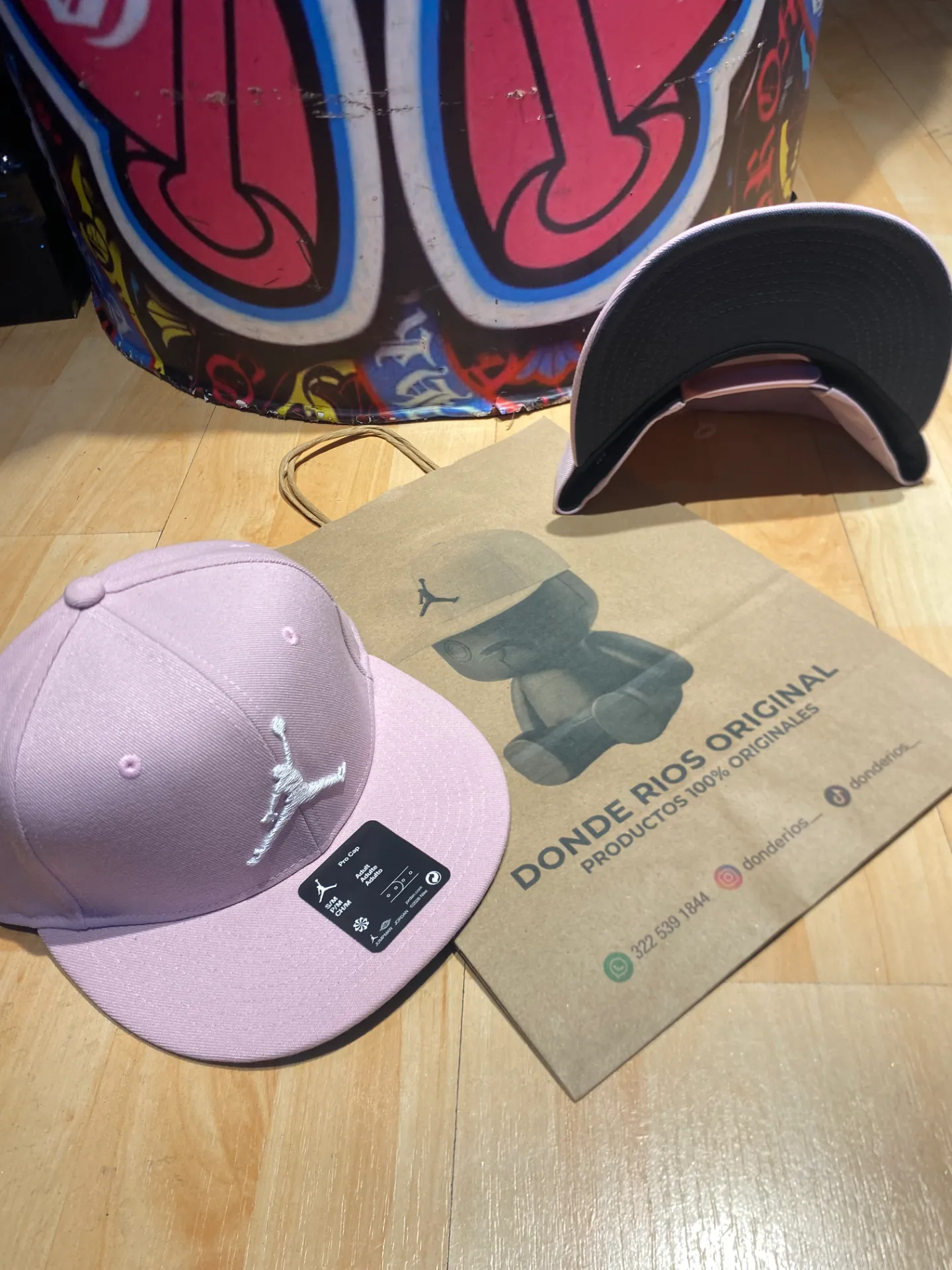 Gorra jordan rosada muñeco blanco