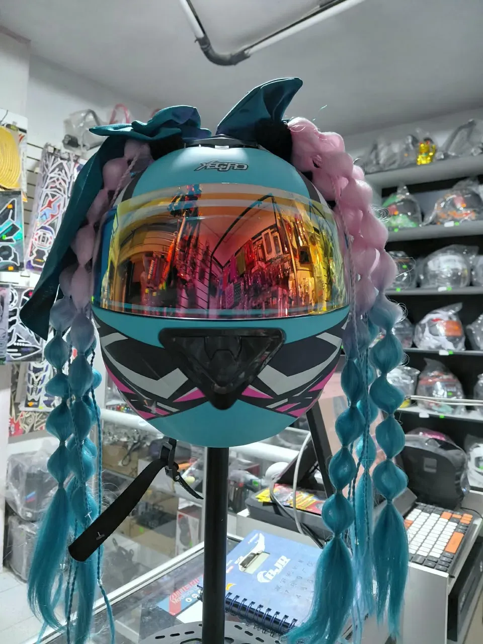 CASCO DE MUJER COLOR ROSADO Y TURQUESA TALLA M CERTIFICADO ABATIBLE CON TRENZAS