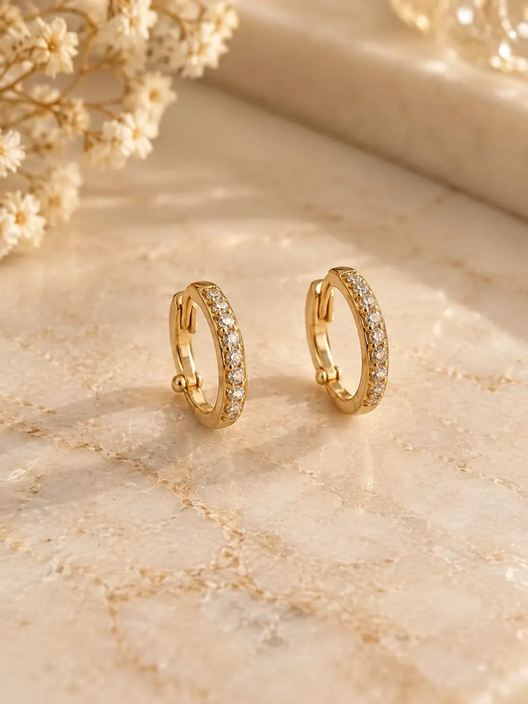 arete con piedra brillante