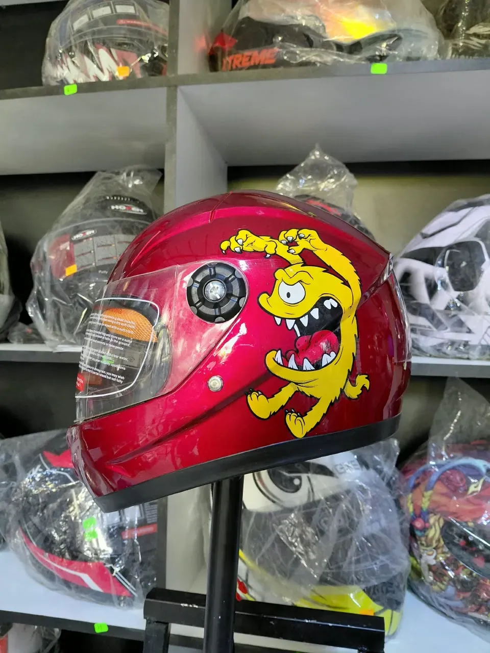 CASCO PARA NIÑO COLOR ROJO CON FONDO ROSADO