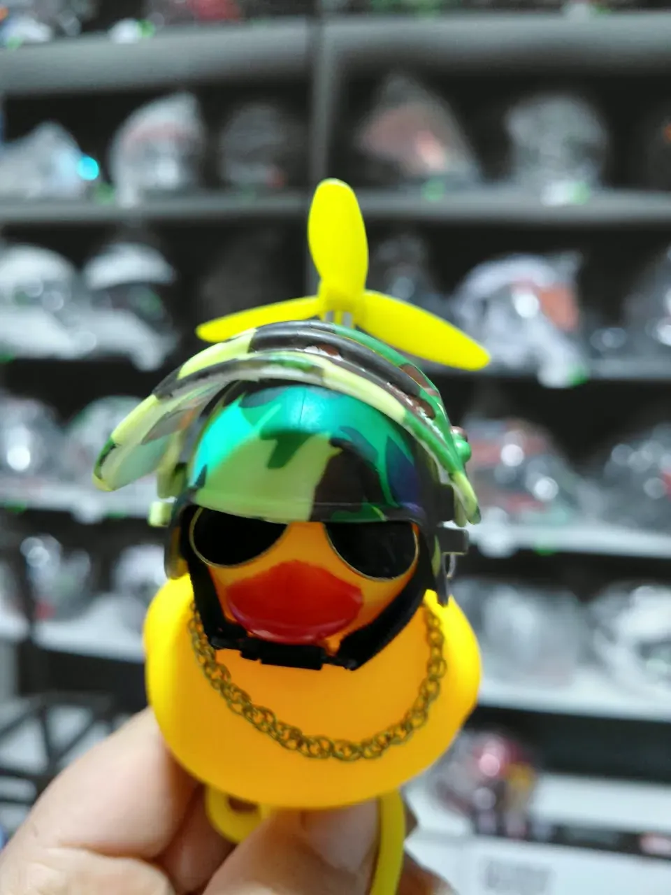 ADORNO DE PATITO AMARILLO MAFIOSO C/MILITAR UND - STD
