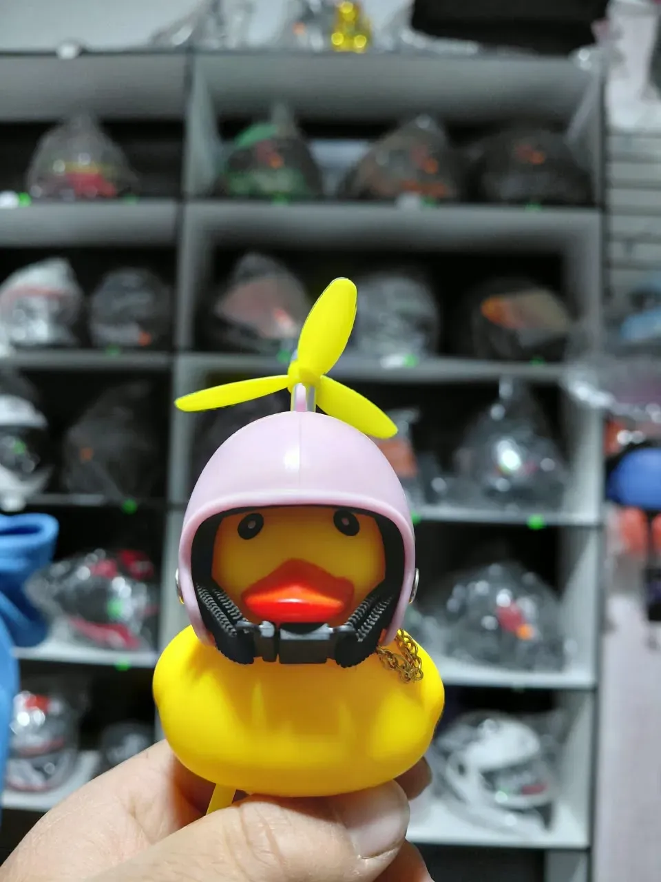 ADORNO PATITO AMARILLO MAFIOSO C/ROSADO UND - STD