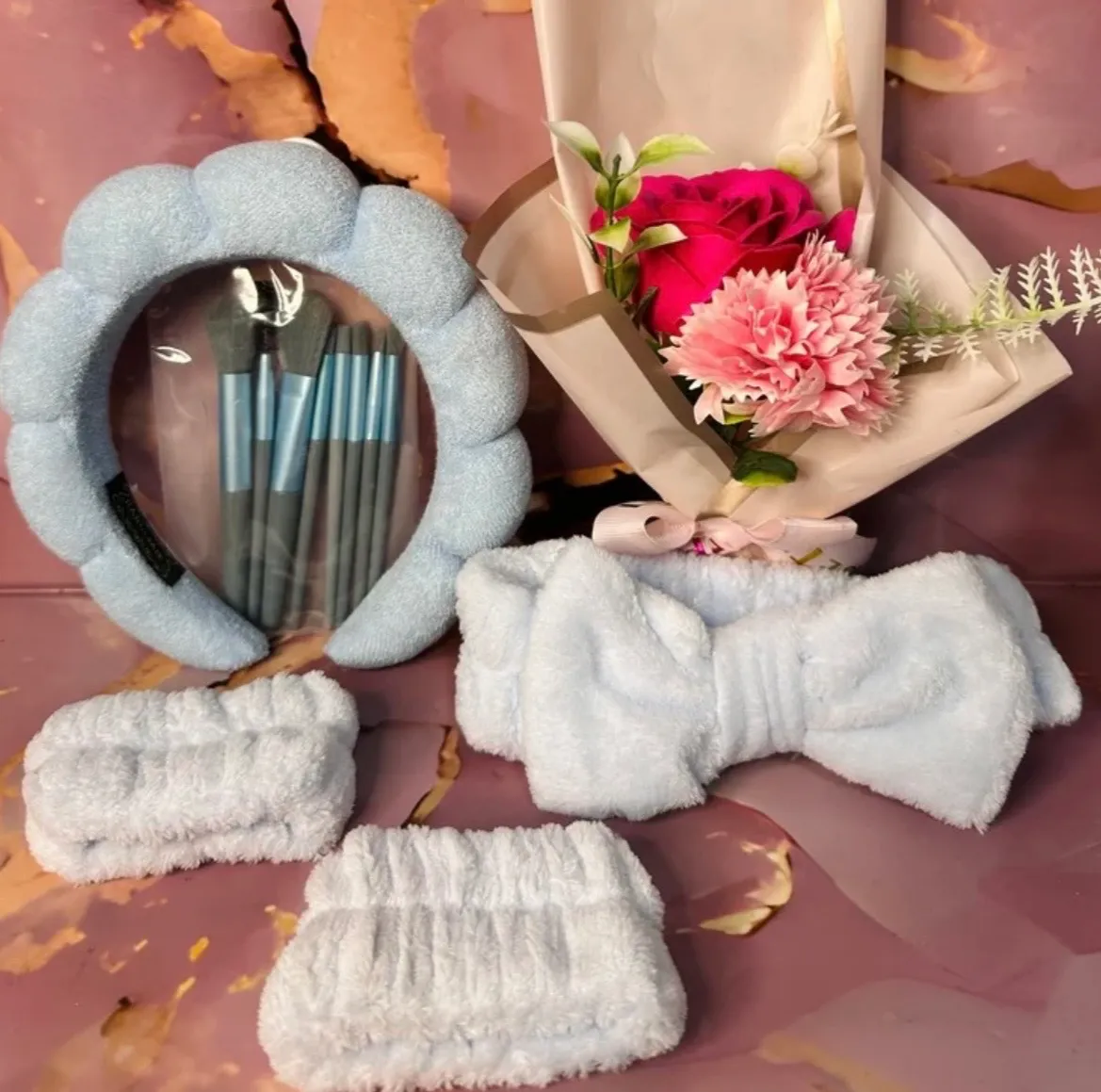 Balaca skincare + muñequeras + bincha + brochas de maquillaje