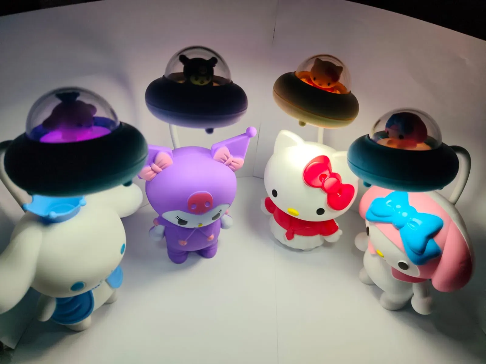 Lampara de los amigos de  Hello Kitty más Primer Gratis
