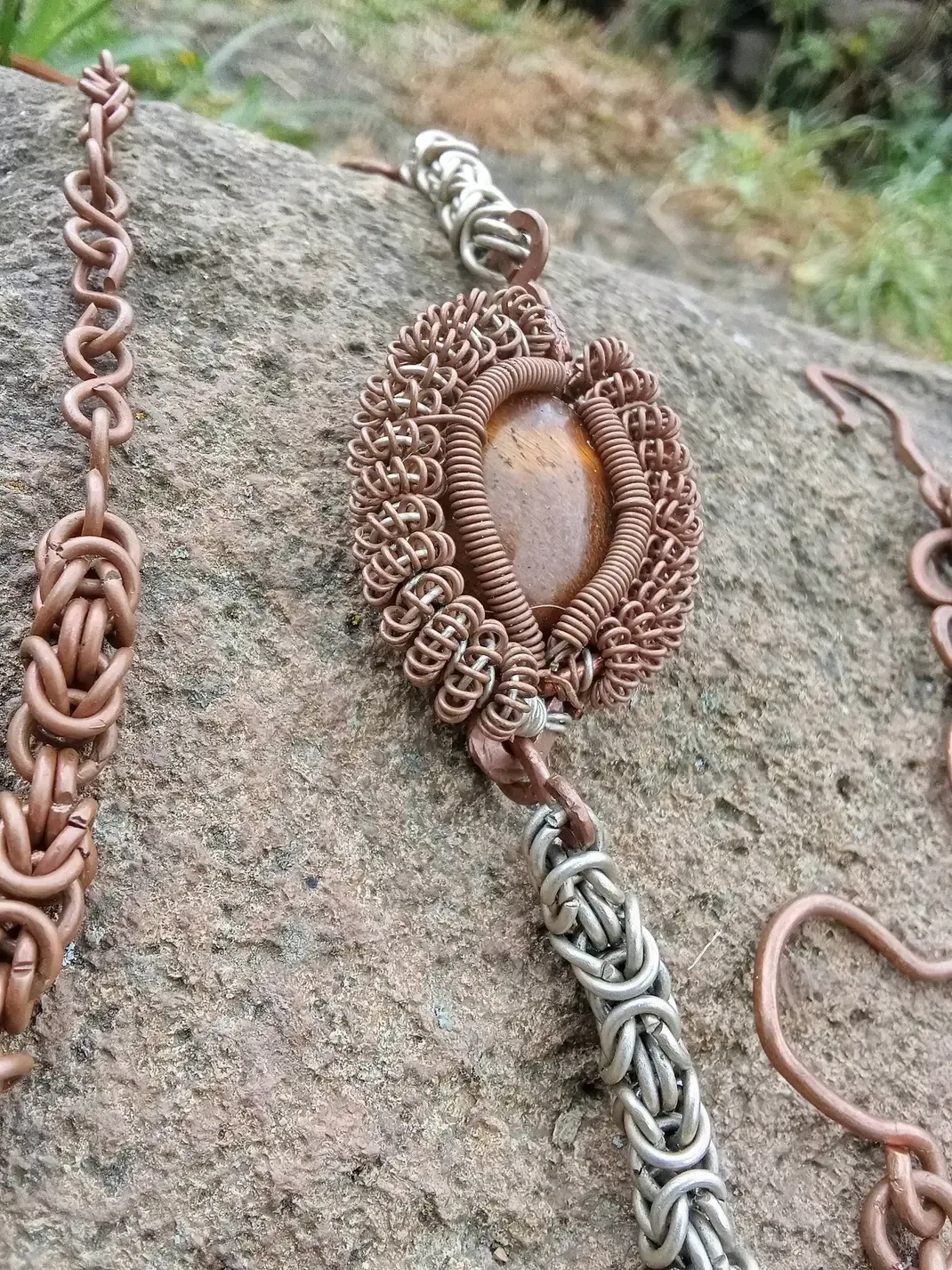 Pulsera. En punto. Inca y tejido choclo. Mineral natural. Ojo. De tigre