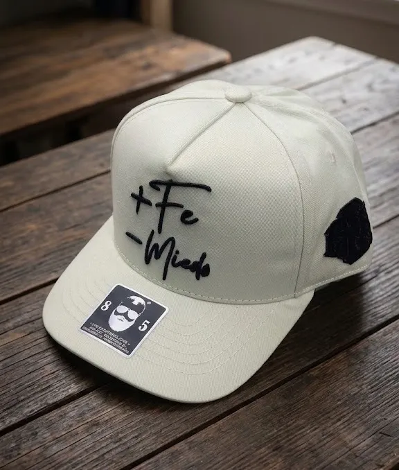 GORRA BEIGE BORDADO EN NEGRO