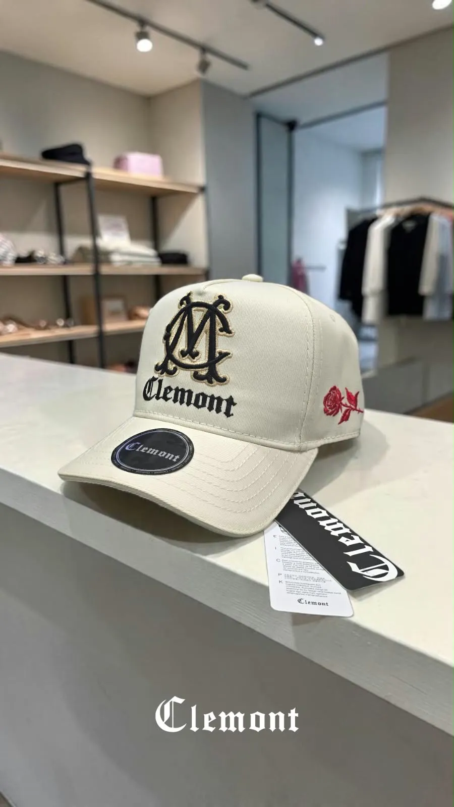 GORRA CLEMONT BEIGE BORDADO EN NEGRO