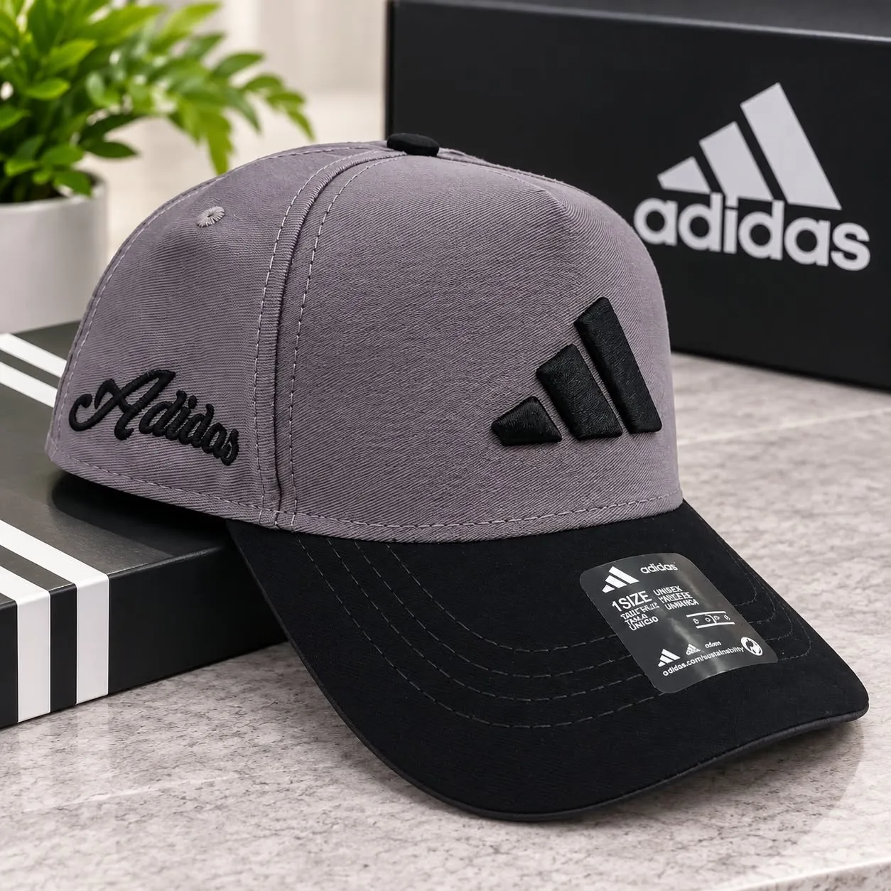 GORRA ADIDAS GRIS/NEGRO BORDADO EN RELIEVE