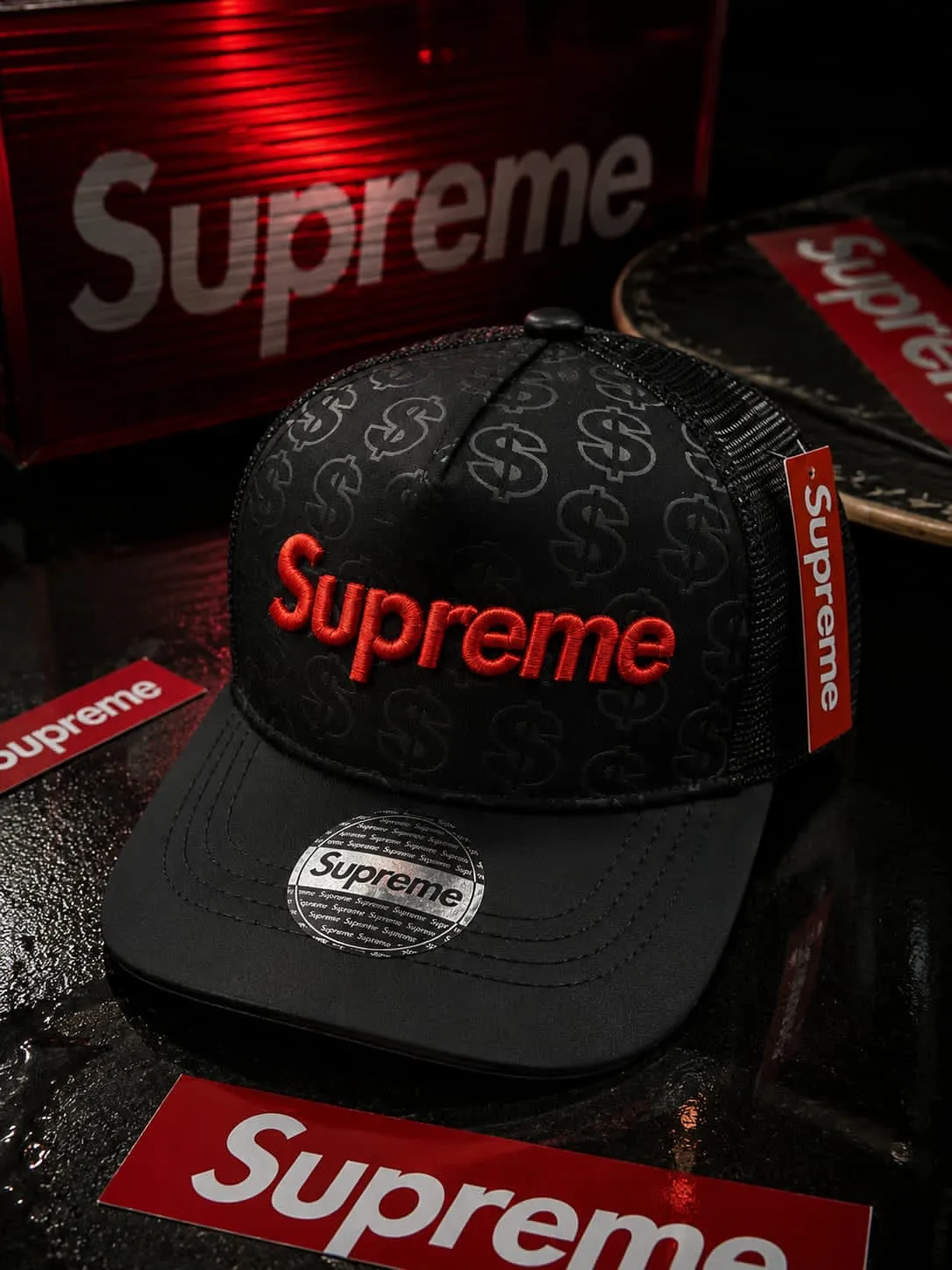 GORRA SUPREME NEGRA Y BORDADO EN ROJO CON MALLA