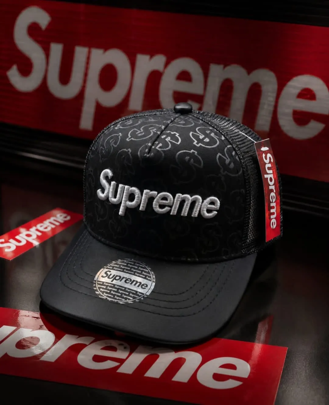 GORRA SUPREME NEGRA CON BORDADO BLANCO Y MALLA